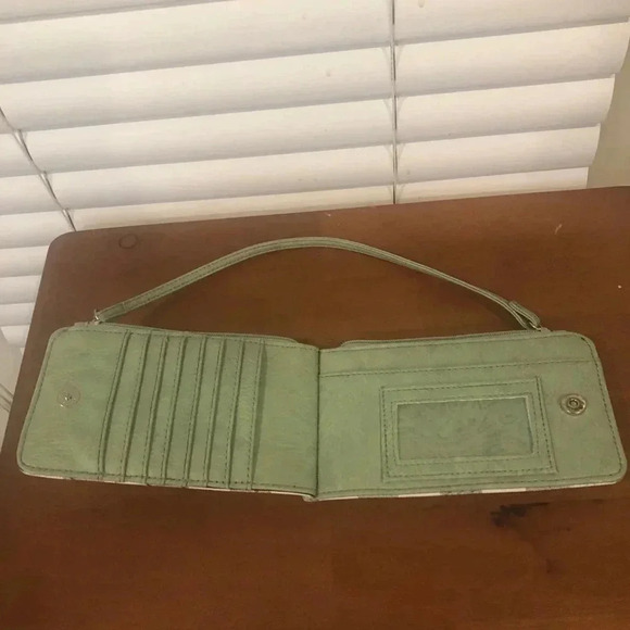 Black and white checkered wallet with a b on front - Picture 5 of 5